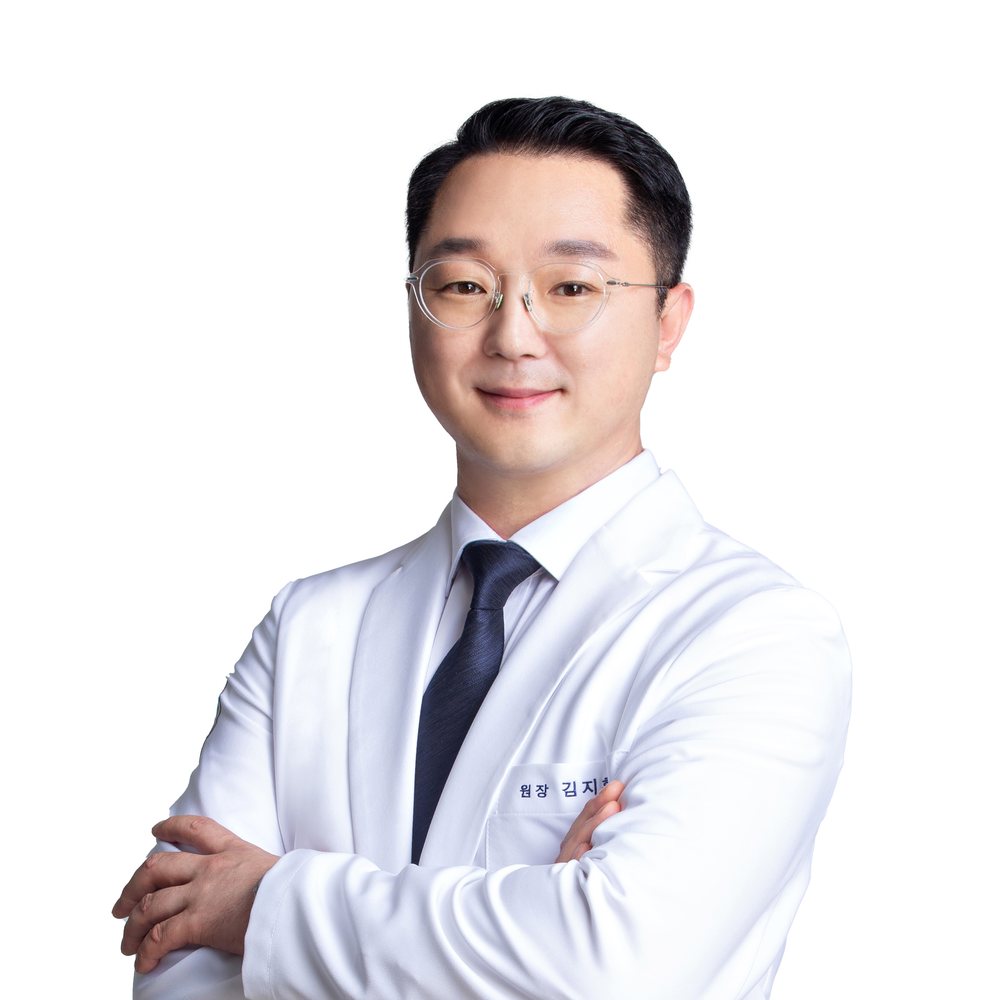 흰 가운을 입고 팔짱을 낀 김지훈 원장