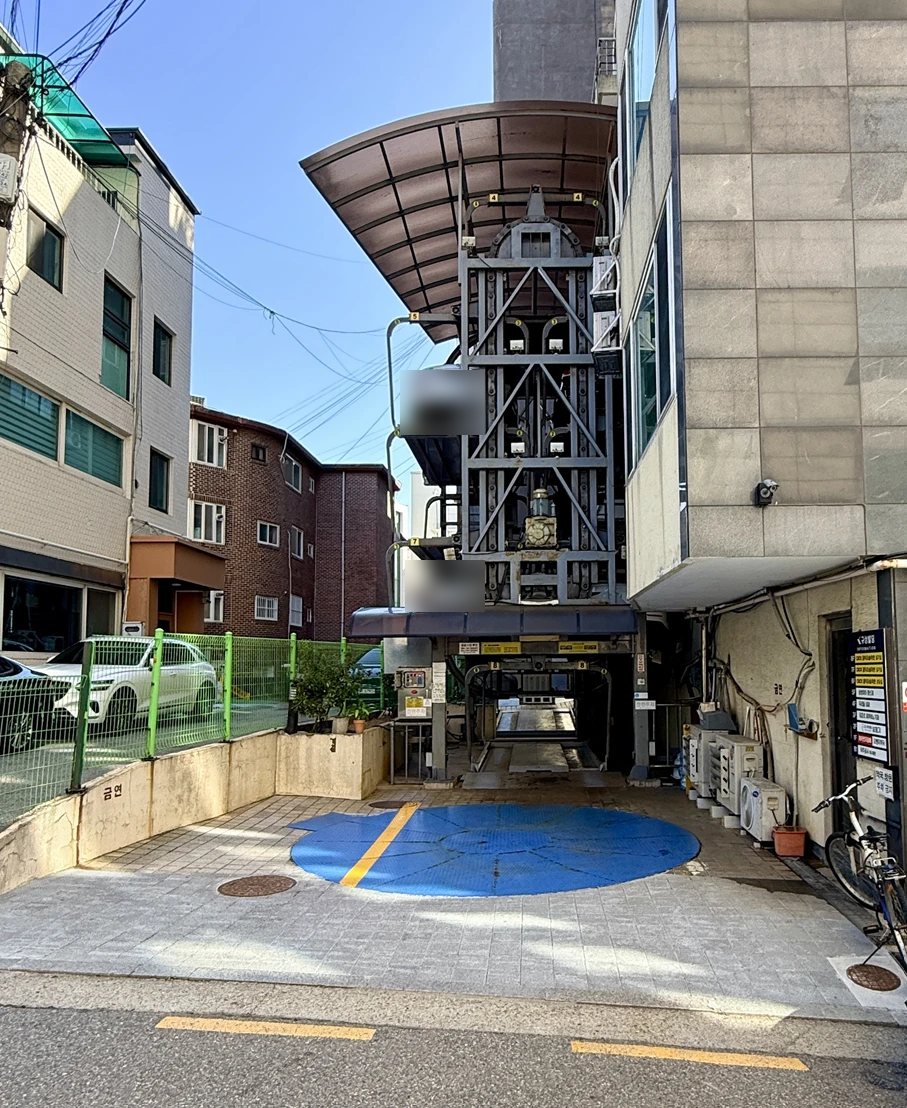 규성빌딩 뒤편 주차 타워 입구